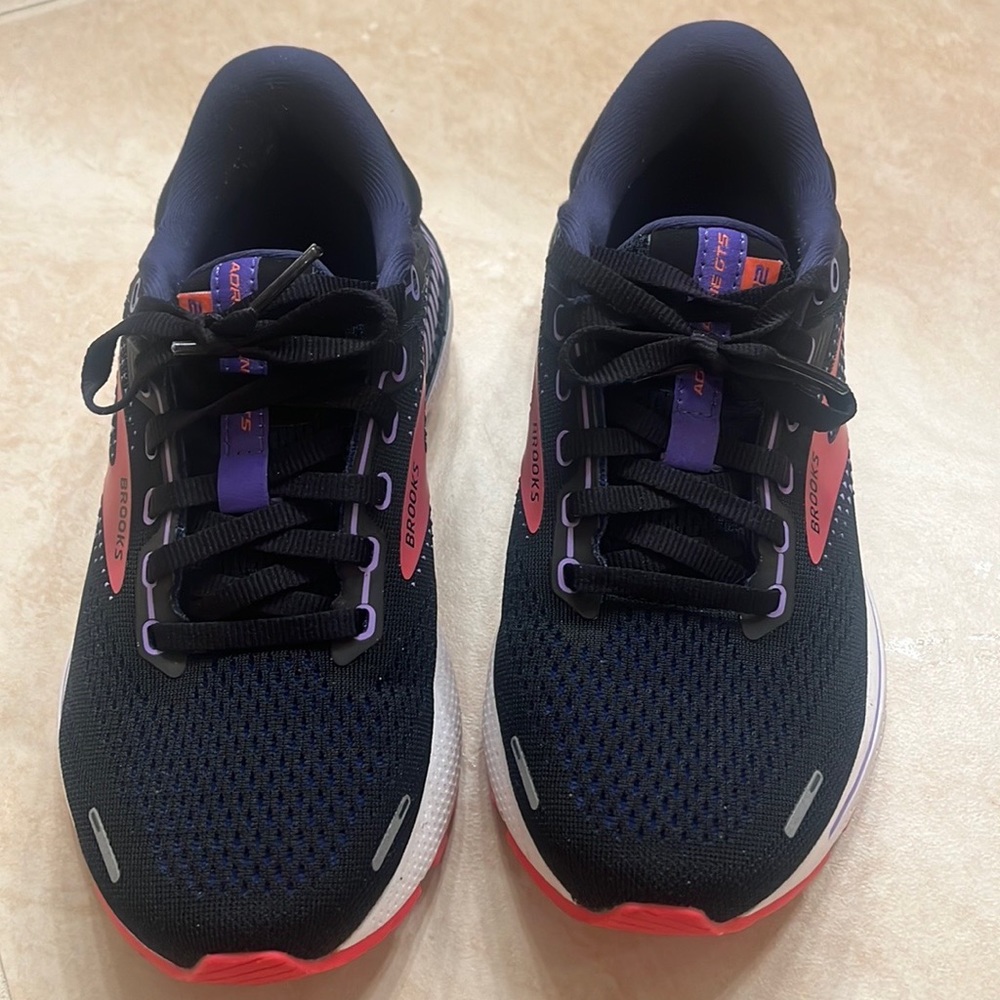 Women’s Brooks Adrenaline size 6 wide. Barely worn. Bundle for discount.